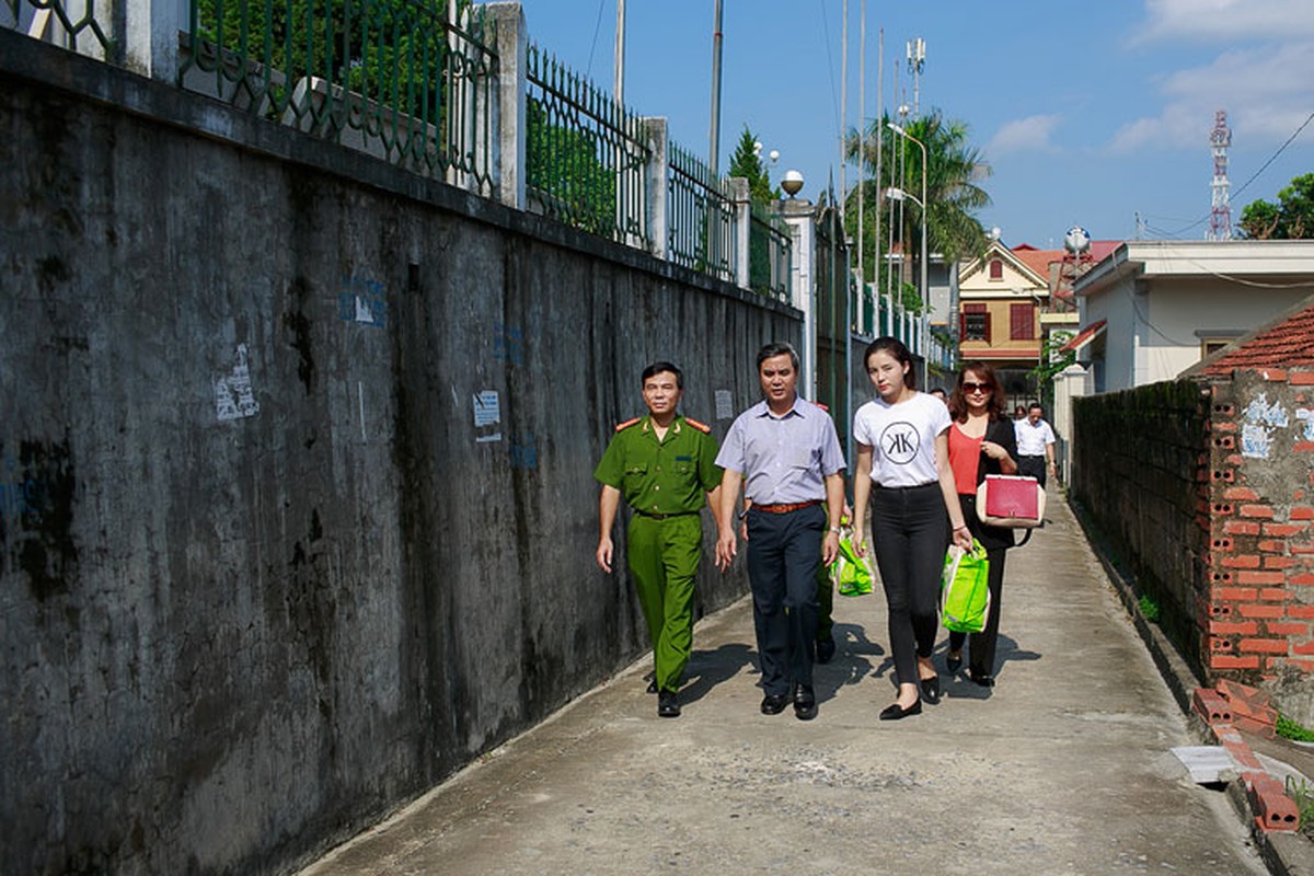 Hoa hau Ky Duyen den Quang Ninh lam tu thien-Hinh-5